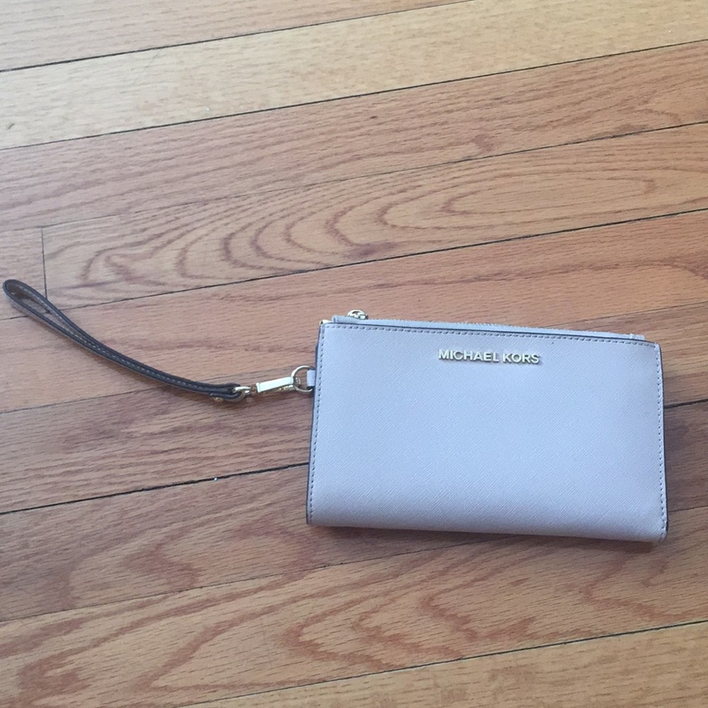 Micheal kors clutch wallet